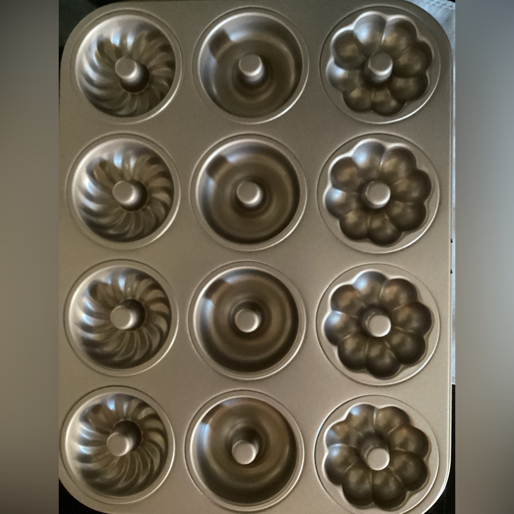 NWOT - Cookbook & donut pan.  PERFECT GIFT - Picture 6 of 7